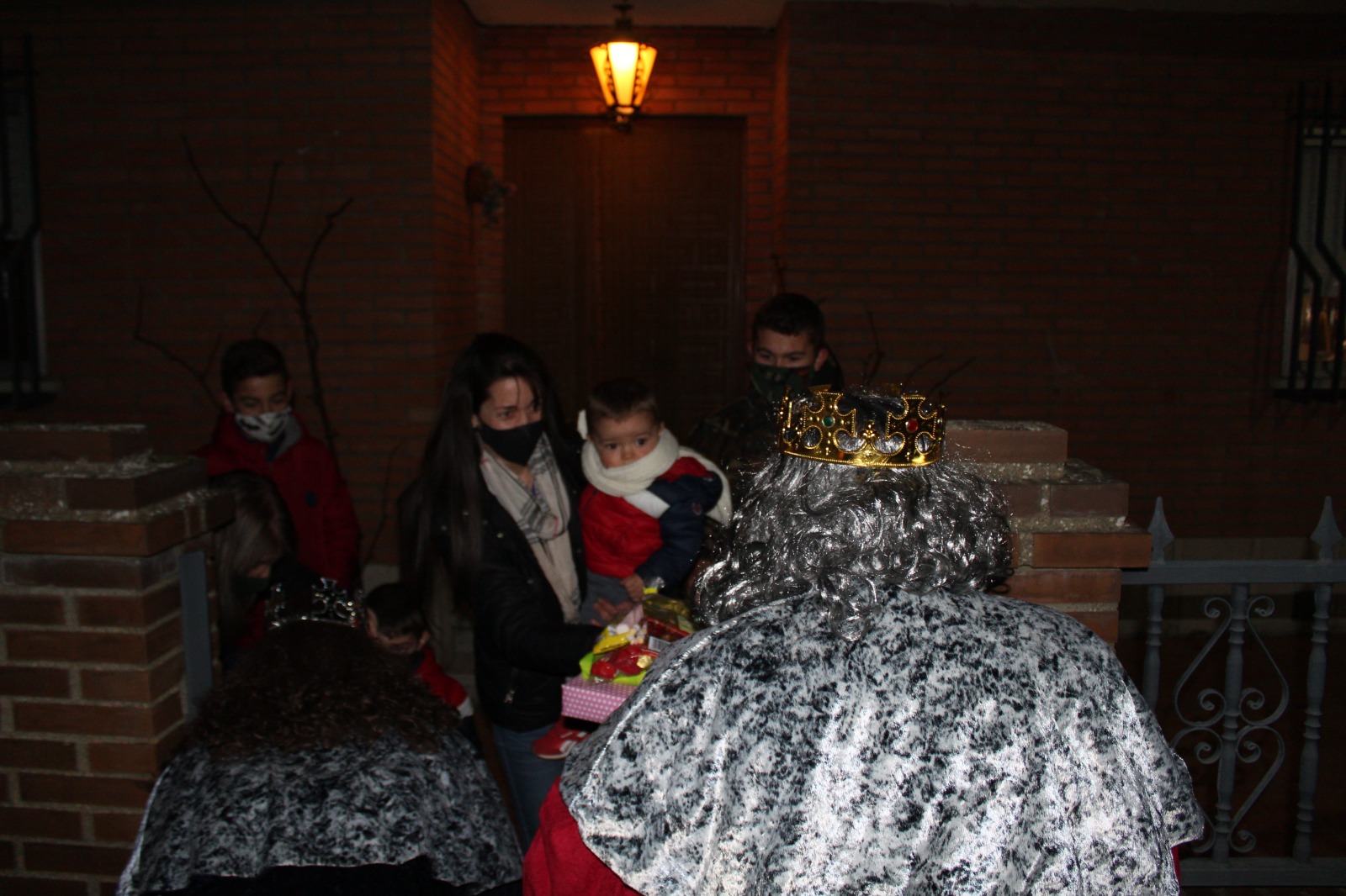 Foto 2 - Los Reyes Magos endulzan a los vecinos de Valdelosa