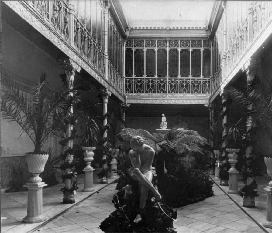 Patio interior de la Casa Lis, año 1905 aproximadamente
