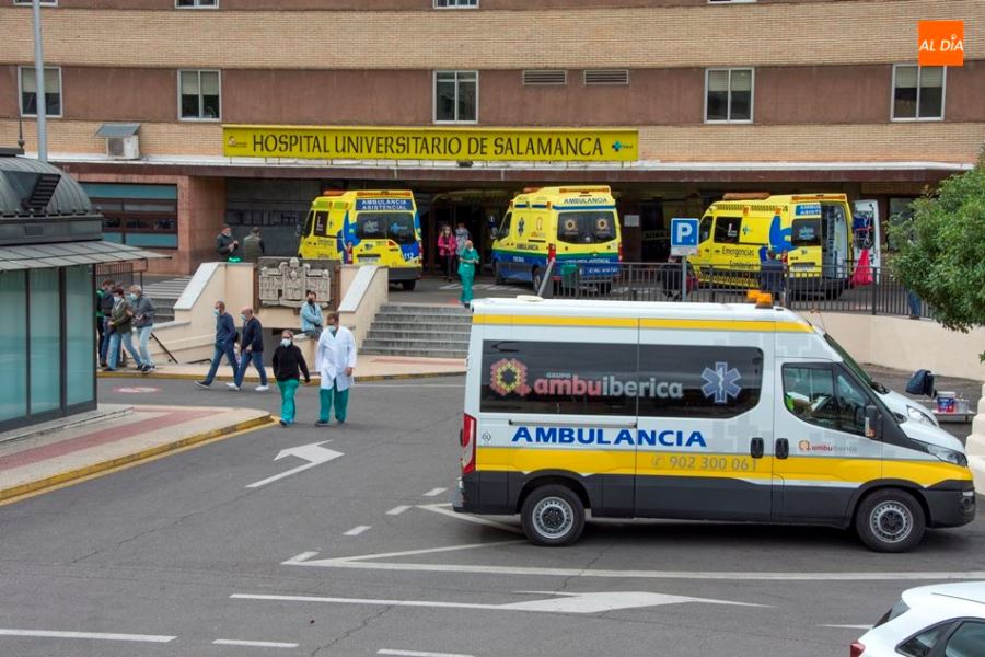 Ambulancias junto a la entrada principal del Clínico. Foto de archivo