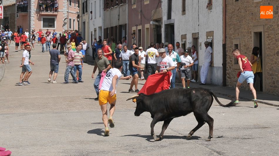 Foto 6 - Lumbrales despide las Fiestas de Toros con un entretenido encierro a caballo y la suelta de cuatro...