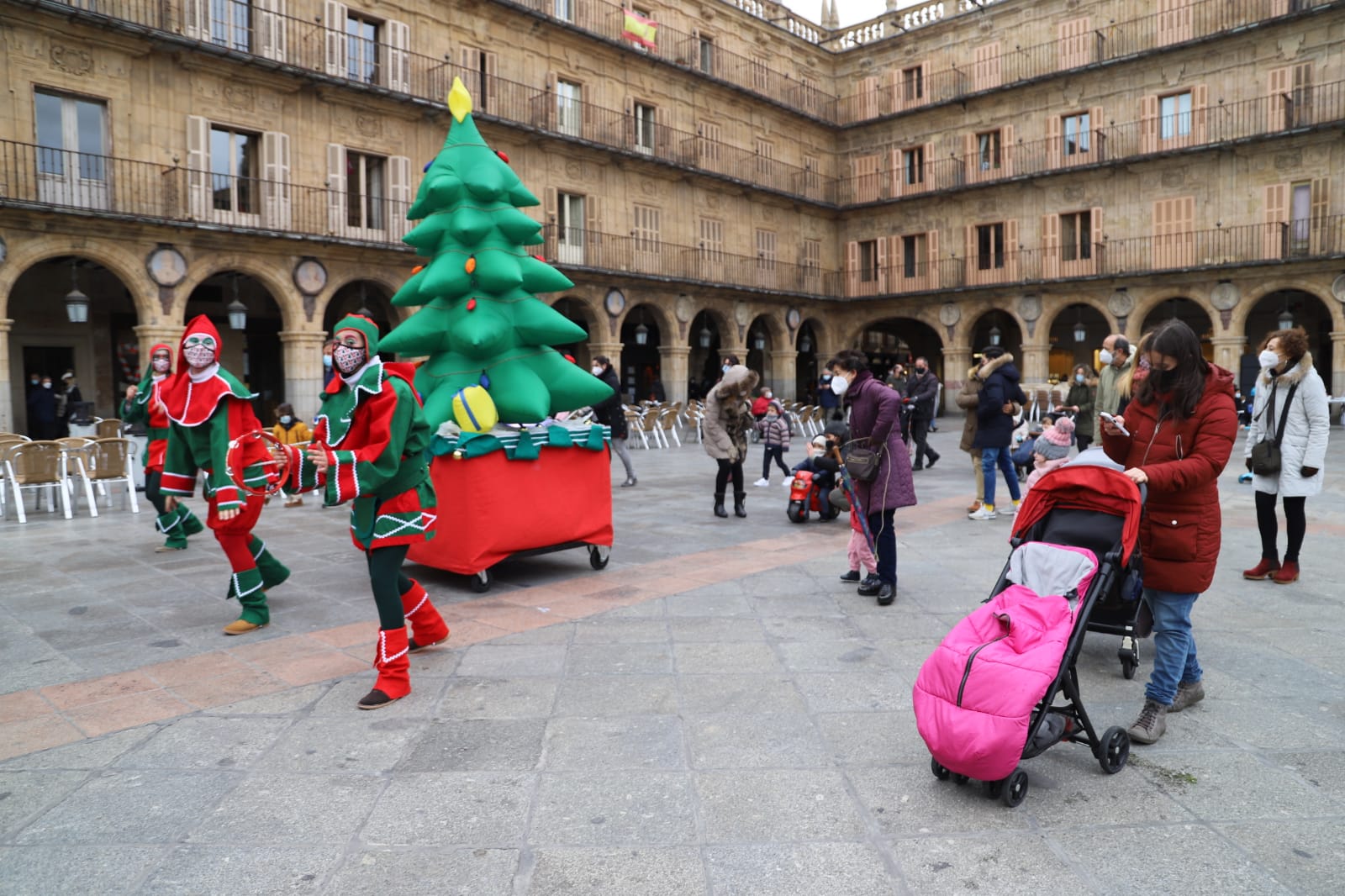 Foto 6 - ‘Los duendes de la navidad’ vuelven a animar el centro de Salamanca, de la mano de Kamaru Teatro