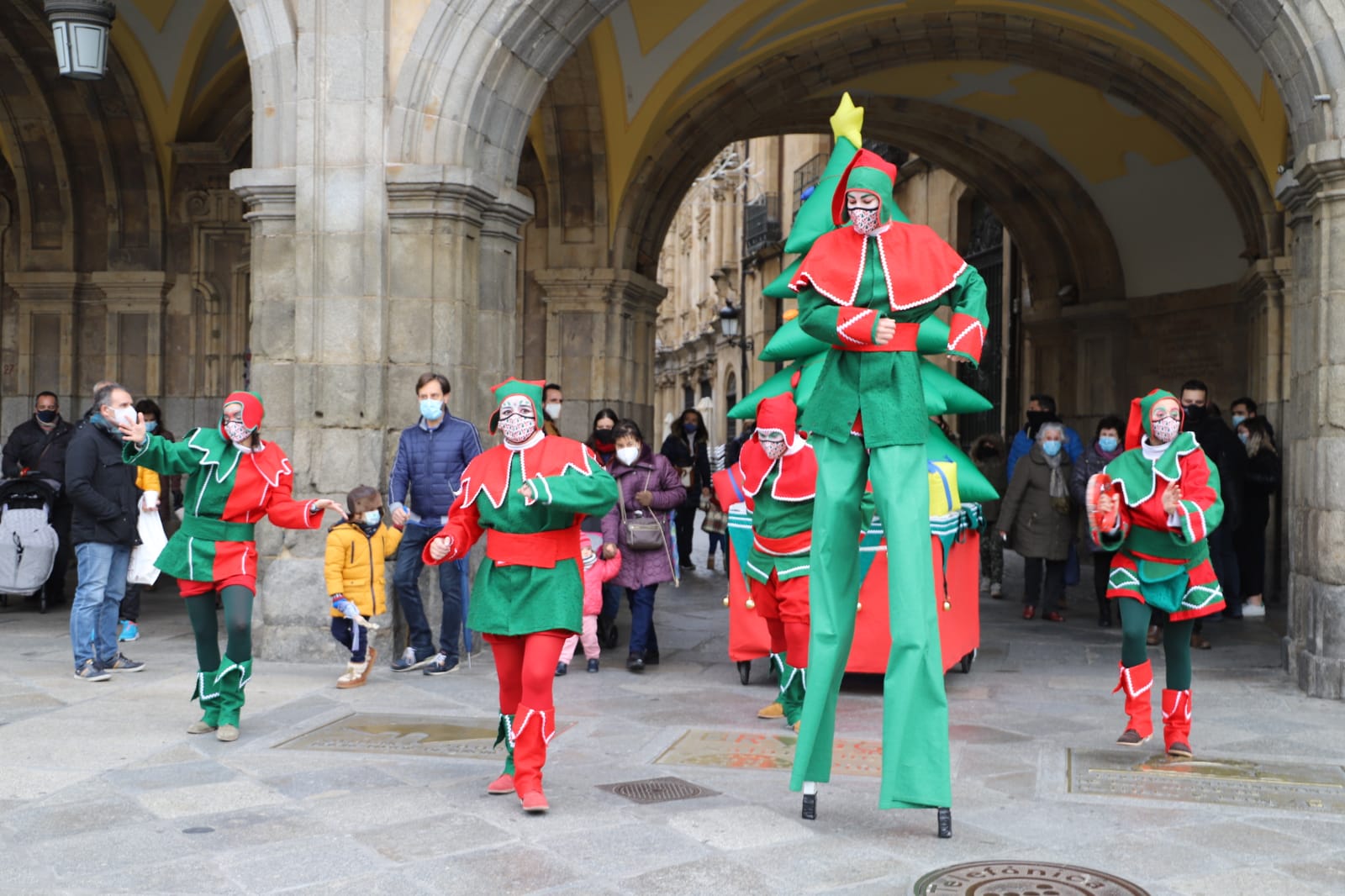 Foto 4 - ‘Los duendes de la navidad’ vuelven a animar el centro de Salamanca, de la mano de Kamaru Teatro