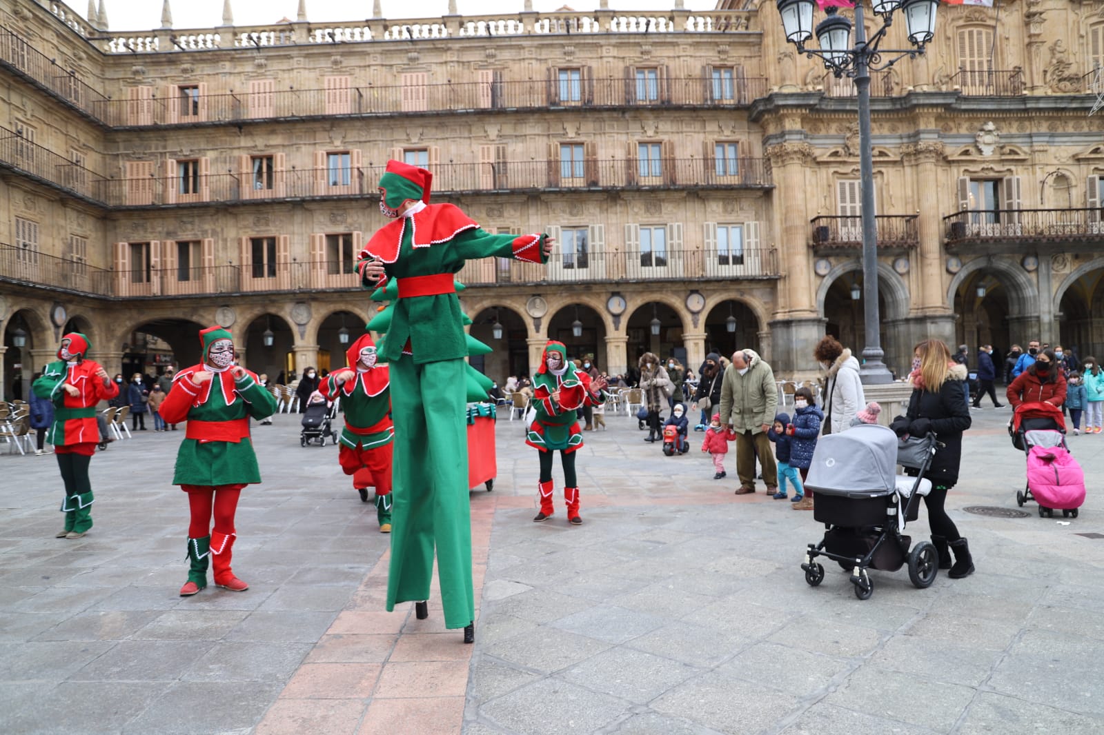 Foto 3 - ‘Los duendes de la navidad’ vuelven a animar el centro de Salamanca, de la mano de Kamaru Teatro