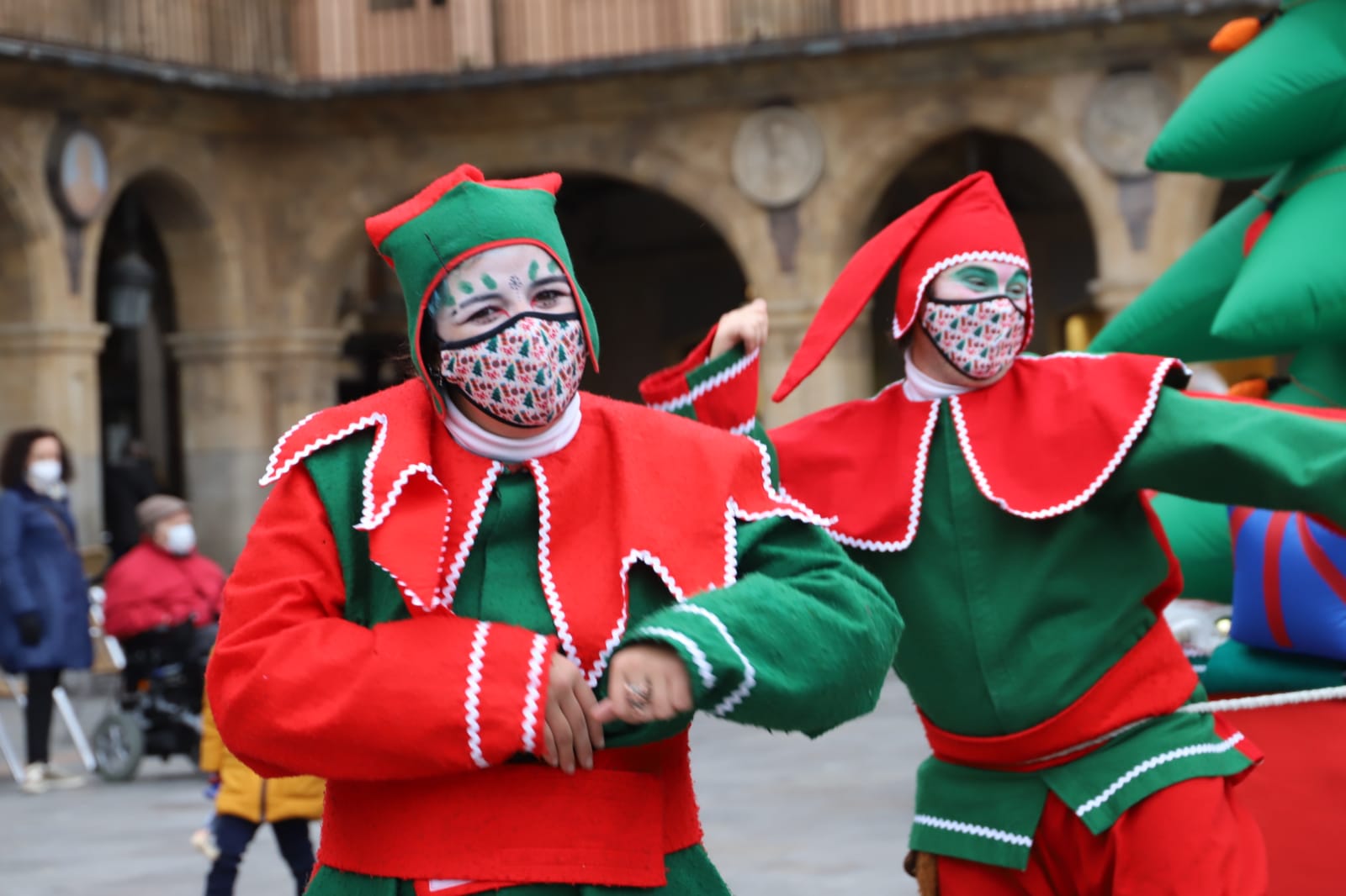Foto 2 - ‘Los duendes de la navidad’ vuelven a animar el centro de Salamanca, de la mano de Kamaru Teatro
