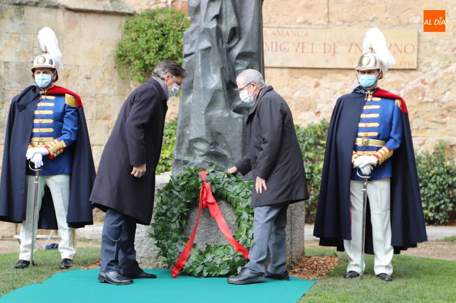 Foto 6 - Salamanca defiende el legado de Unamuno con la tradicional ofrenda floral, en el 84 aniversario de...