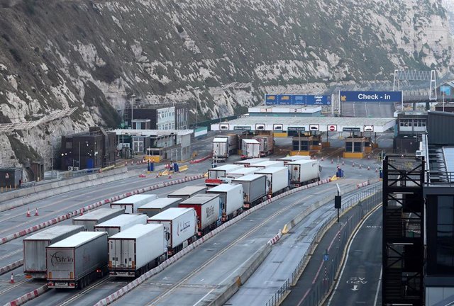 La frontera en Dover muestra acumulación de camiones desde hace días - Europa Press