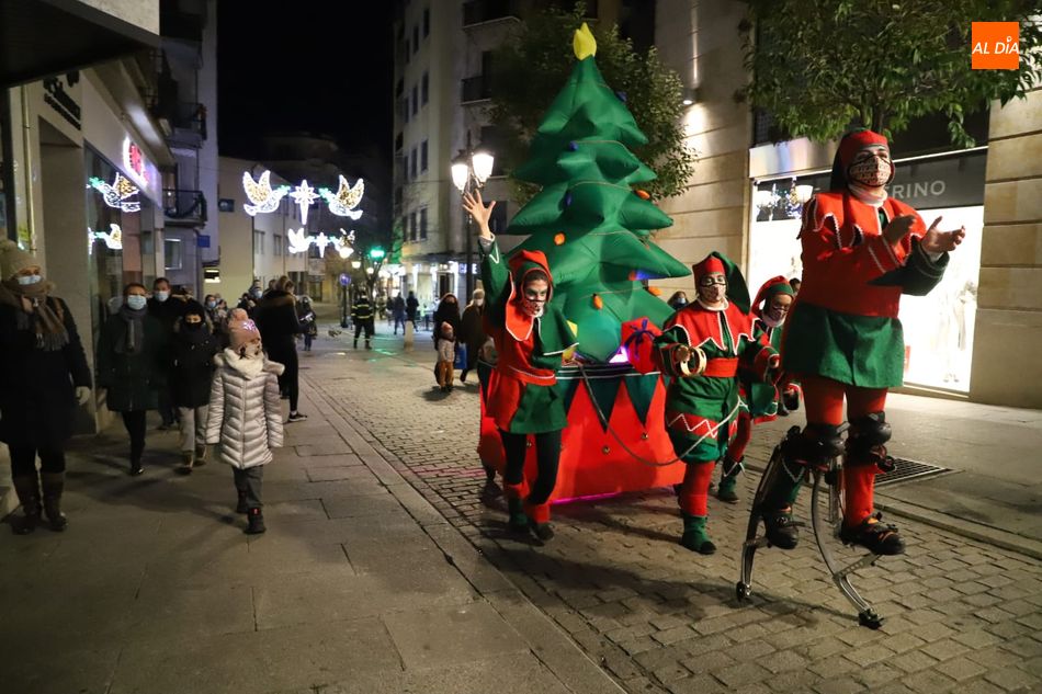 Foto 6 - La Navidad sigue presente en Salamanca con el pasacalles de Kamaru Teatro