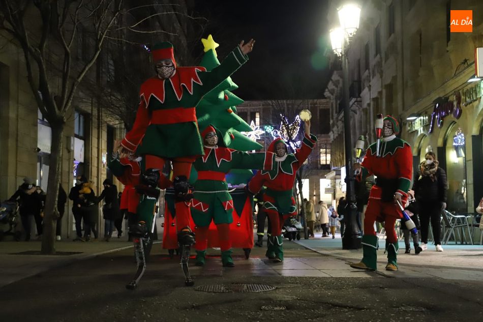 Foto 5 - La Navidad sigue presente en Salamanca con el pasacalles de Kamaru Teatro