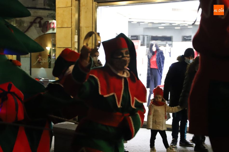 Foto 4 - La Navidad sigue presente en Salamanca con el pasacalles de Kamaru Teatro