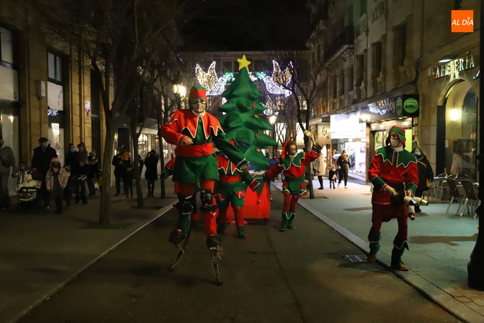 Foto 3 - La Navidad sigue presente en Salamanca con el pasacalles de Kamaru Teatro