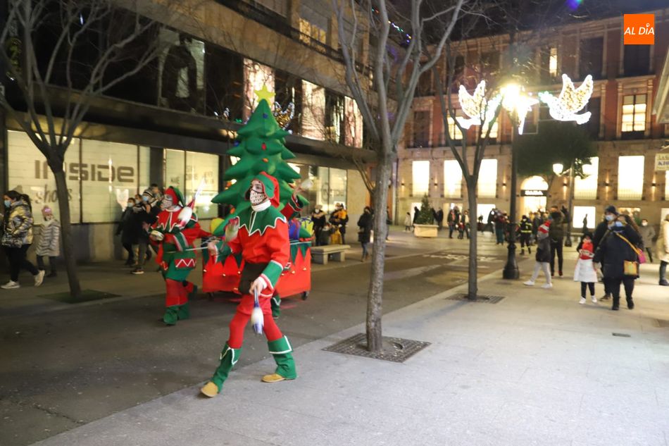 Foto 2 - La Navidad sigue presente en Salamanca con el pasacalles de Kamaru Teatro