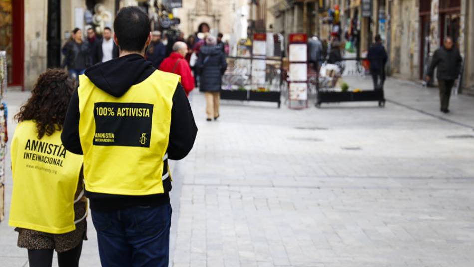 Voluntarios de Amnistía Internacional en el centro de Salamanca