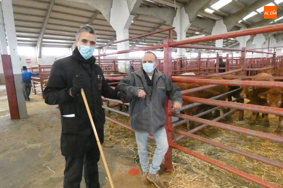 José Antolín y Epi Gavilán en el primer mercado de ganado del año. | Jorge Holguera
