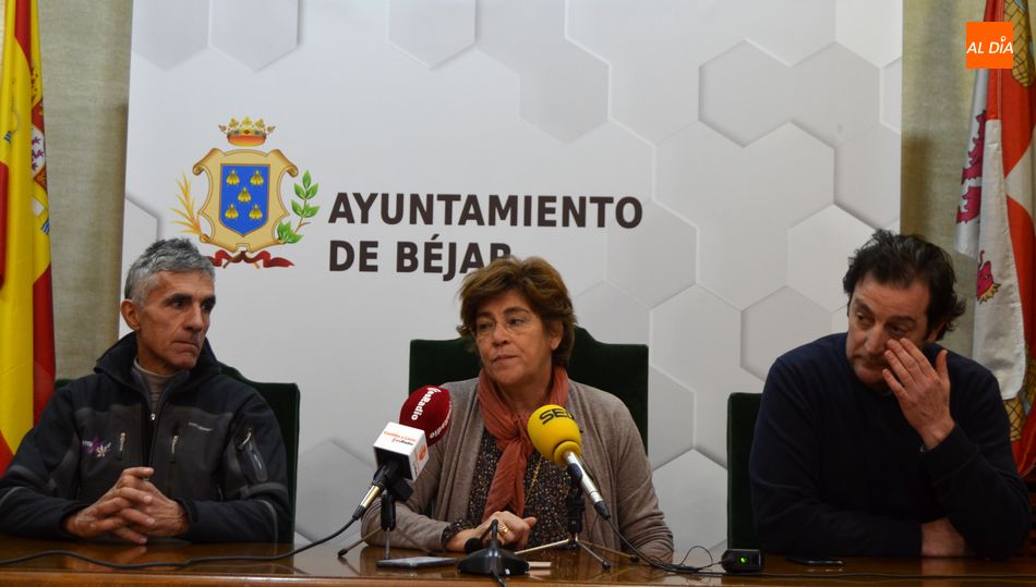 De i. a d. José White, director de la estación de esquí, Elena Martín, alcaldesa de Béjar y José Mª Muñoz, concejal responsable