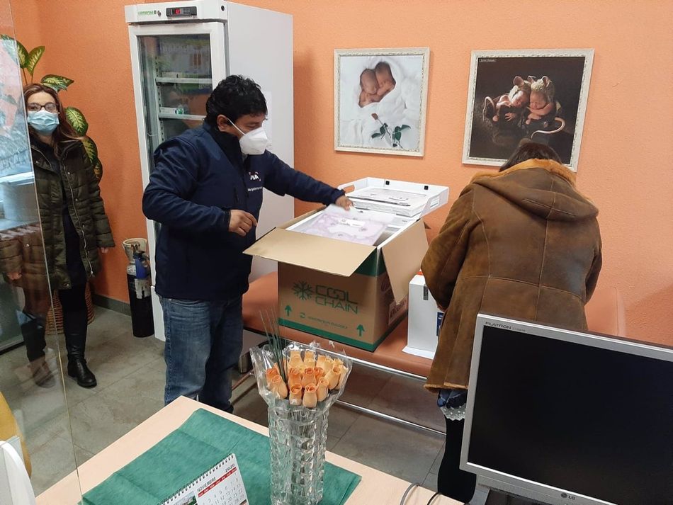 Imagen de las primeras vacunas llegadas en un envío testimonial este domingo a Palencia. Foto: EP