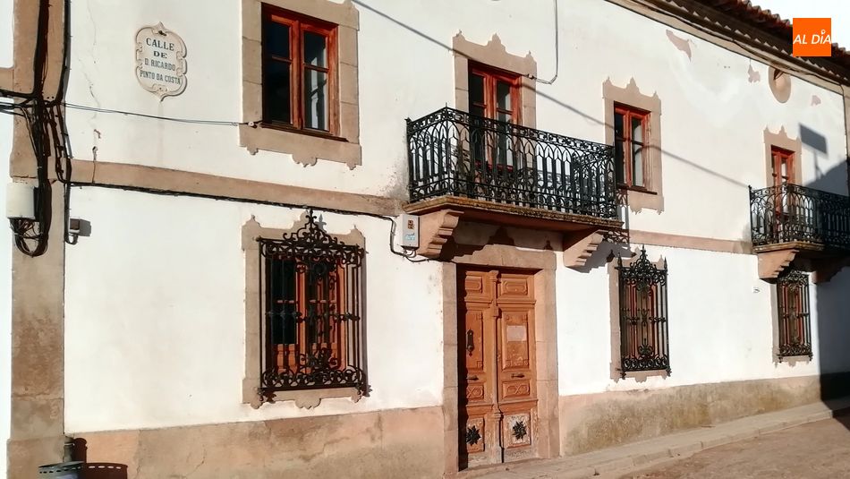 Fachada de la Casa de los Abuelos en la calle Ricardo Pinto da Costa / E. Corredera