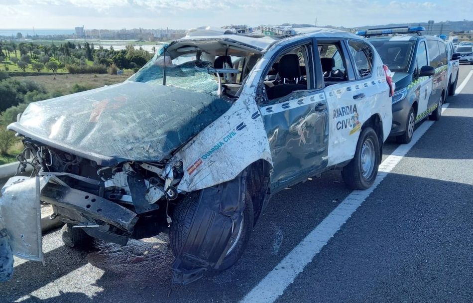 Estado del vehículo patrulla tras el impacto con la furgoneta - Guardia Civil
