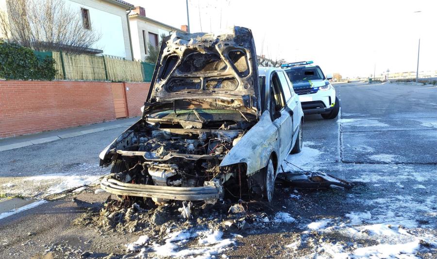 Vehículo incendiado en la calle Ría de Vigo de Castellanos de Moriscos (Salamanca). Foto EP