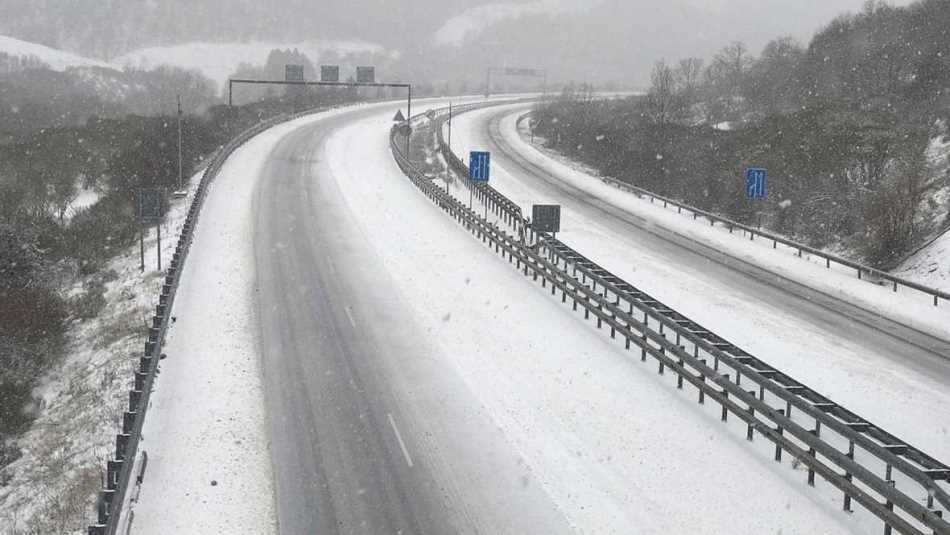 Hielo y nieve en numerosas carreteras de la región