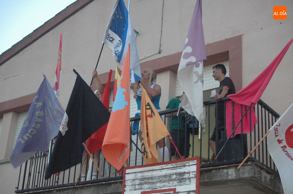 Foto 2 - Un divertido desfile de peñas da el pistoletazo de salida a las fiestas de San Lorenzo  