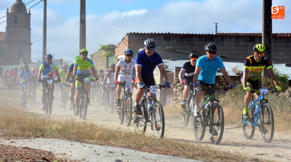 Un grupo de ciclistas iniciando la ruta a la salida de Lumbrales / E. Corredera