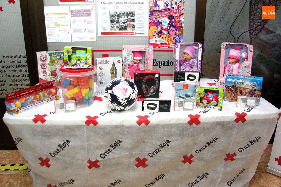 Foto 2 - La Asociación Cultural Taurina Villa de Vitigudino entrega a Cruz Roja juguetes para una veintena...