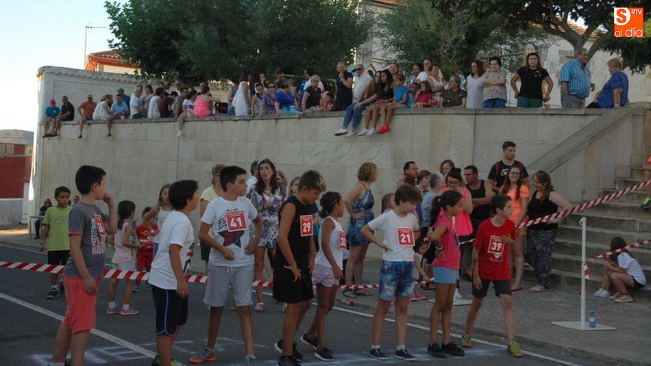 Un grupo de niños preparados para participar en la carrera del año pasado / Archivo