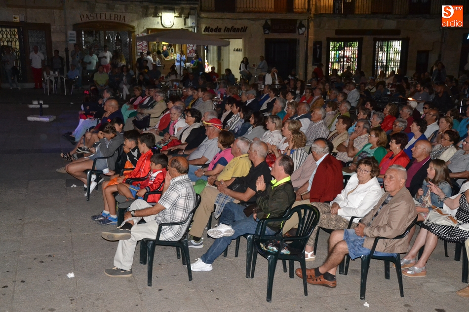 Foto 5 - Vallarna anima la noche del viernes en la Plaza antes de la gran jornada sabatina  