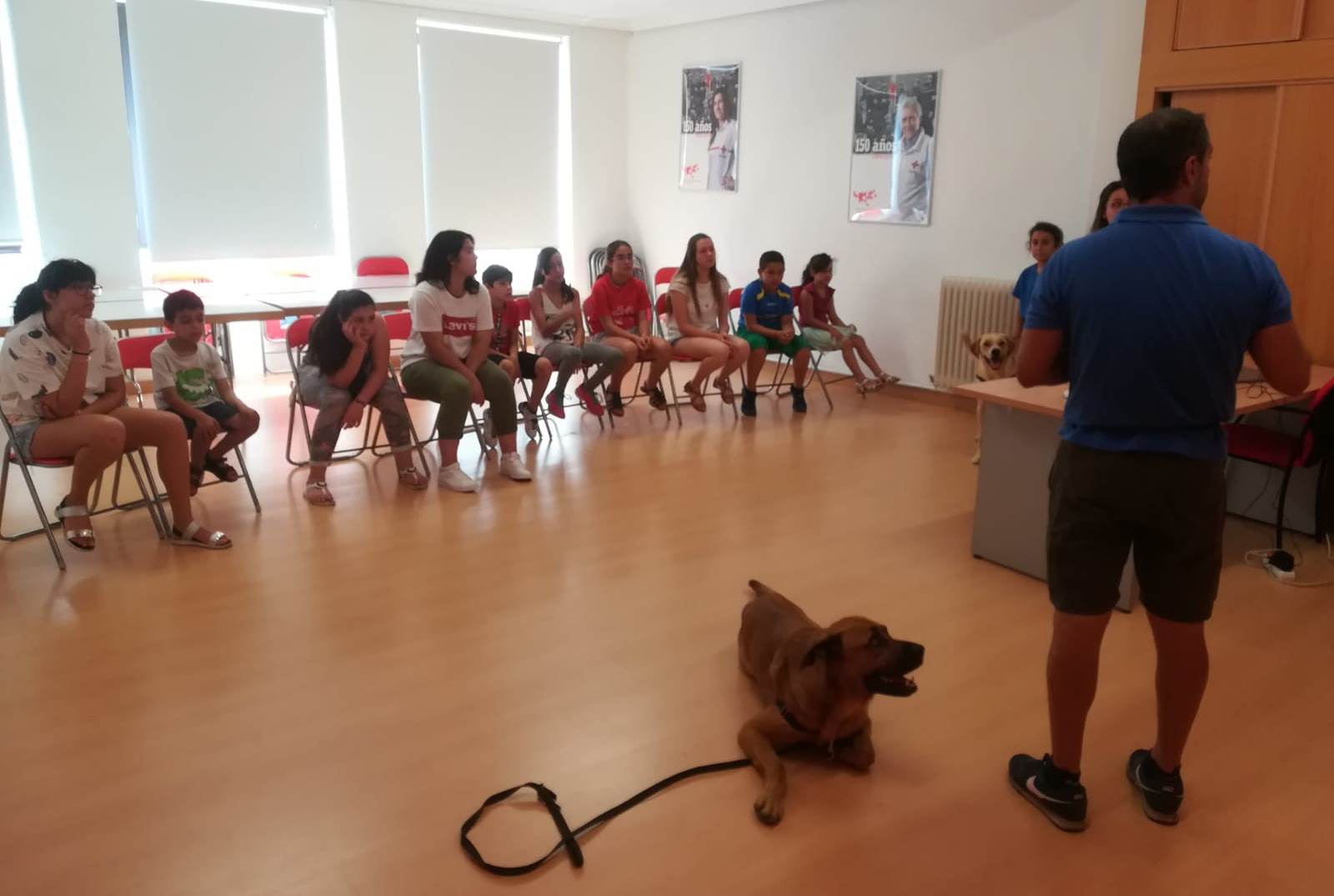 Foto 2 - Cruz Roja Juventud alberga una sesión sobre perros de salvamento  