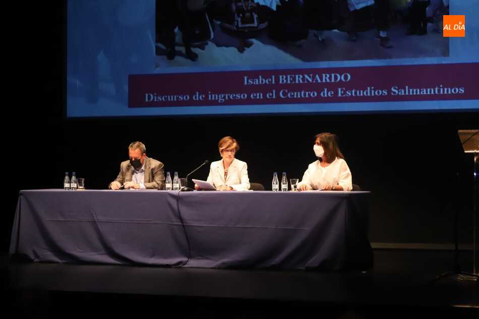 Foto 4 - Isabel Bernardo pronuncia su discurso de ingreso en el Centro de Estudios Salmantinos 