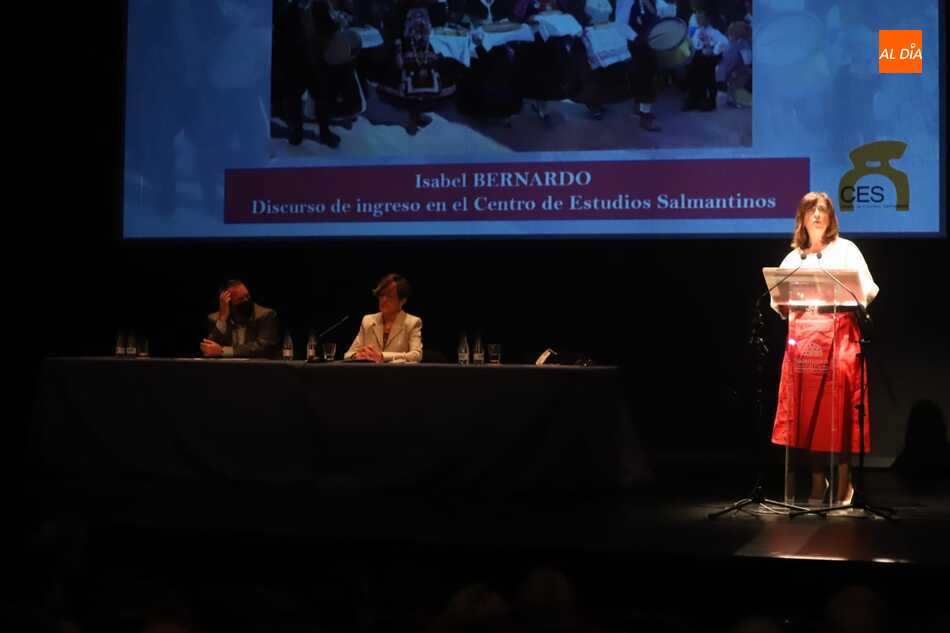 El Teatro Liceo ha acogido el acto del discurso de ingreso de Isabel Berrnardo en el CES