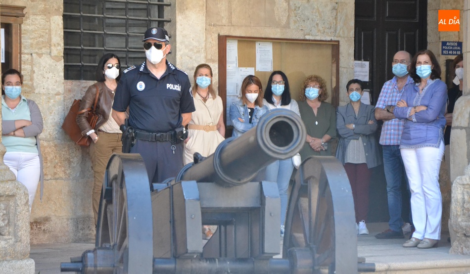 Foto 5 - Ciudad Rodrigo se suma al minuto de silencio en memoria de la mujer de Doñinos asesinada  