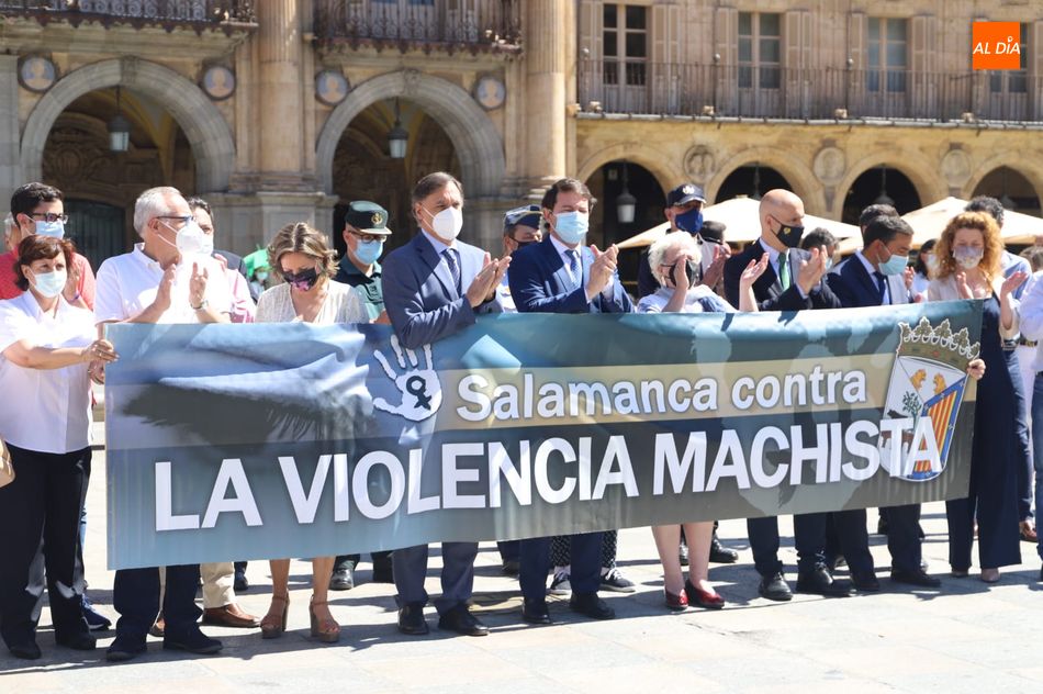 Minuto de silencio en la Plaza Mayor, por la mujer asesinada en Doñinos de Salamanca. Foto de Lydia González