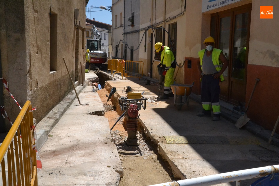 Foto 2 - En marcha las obras de mejora del abastecimiento y del saneamiento de la calle Voladero  