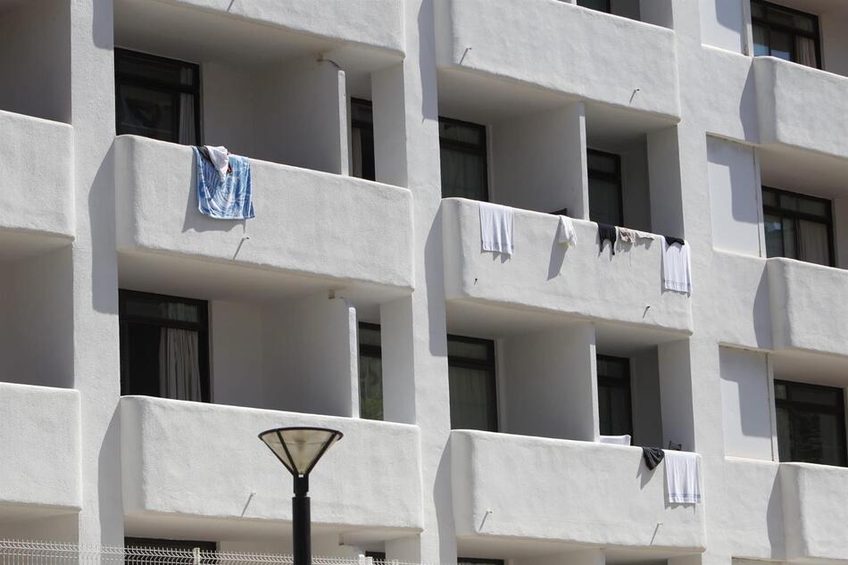 Balcones en el hotel COVID Palma Bellver donde están alojados los estudiantes aislados en Palma. Foto: EP