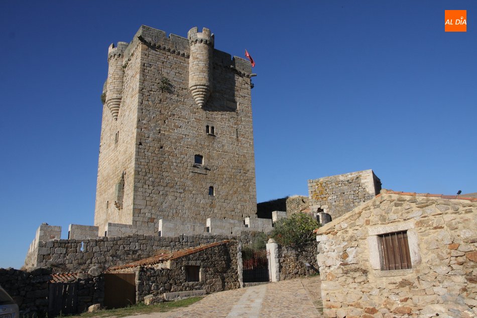 Su castillo es la principal joya de este pueblo de la comarca histórica del Abadengo, hoy incluida en el partido judicial de Vitigudino