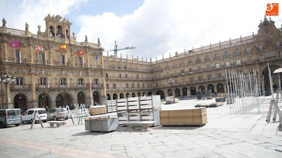 Foto 1 - El Ayuntamiento inicia este miércoles los trabajos de reparación de las losas de la Plaza Mayor