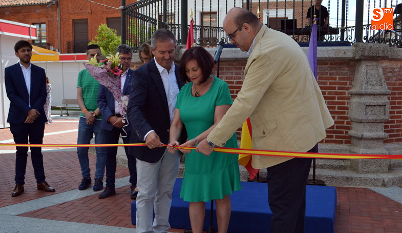 Diputados provinciales, alcaldes de la comarca y numerosos vecinos asistían a la inauguración de la VI Feria Multisectorial