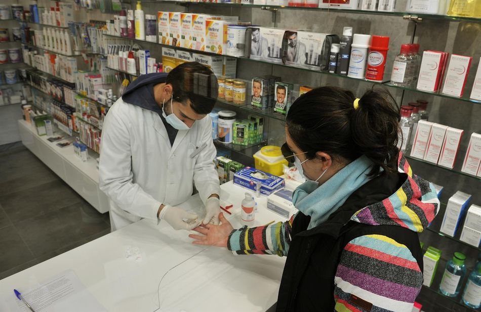Un farmacéutico realiza una prueba de Covid-19 en la Farmacia