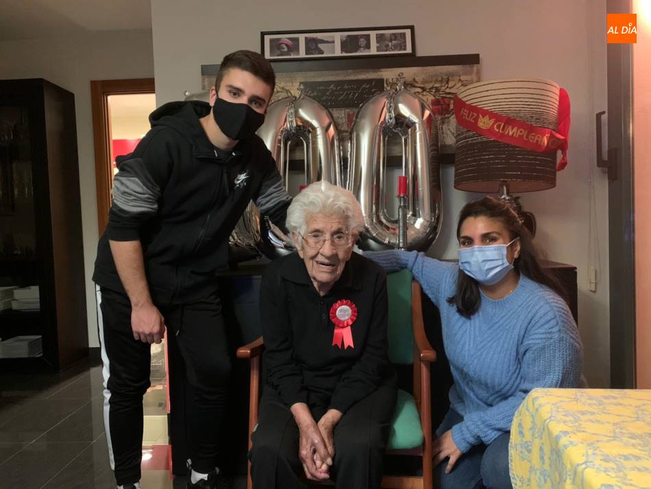 Foto 4 - Isabel Amor Palomero recibe el cariño de sus familiares y de su pueblo en su 100 cumpleaños