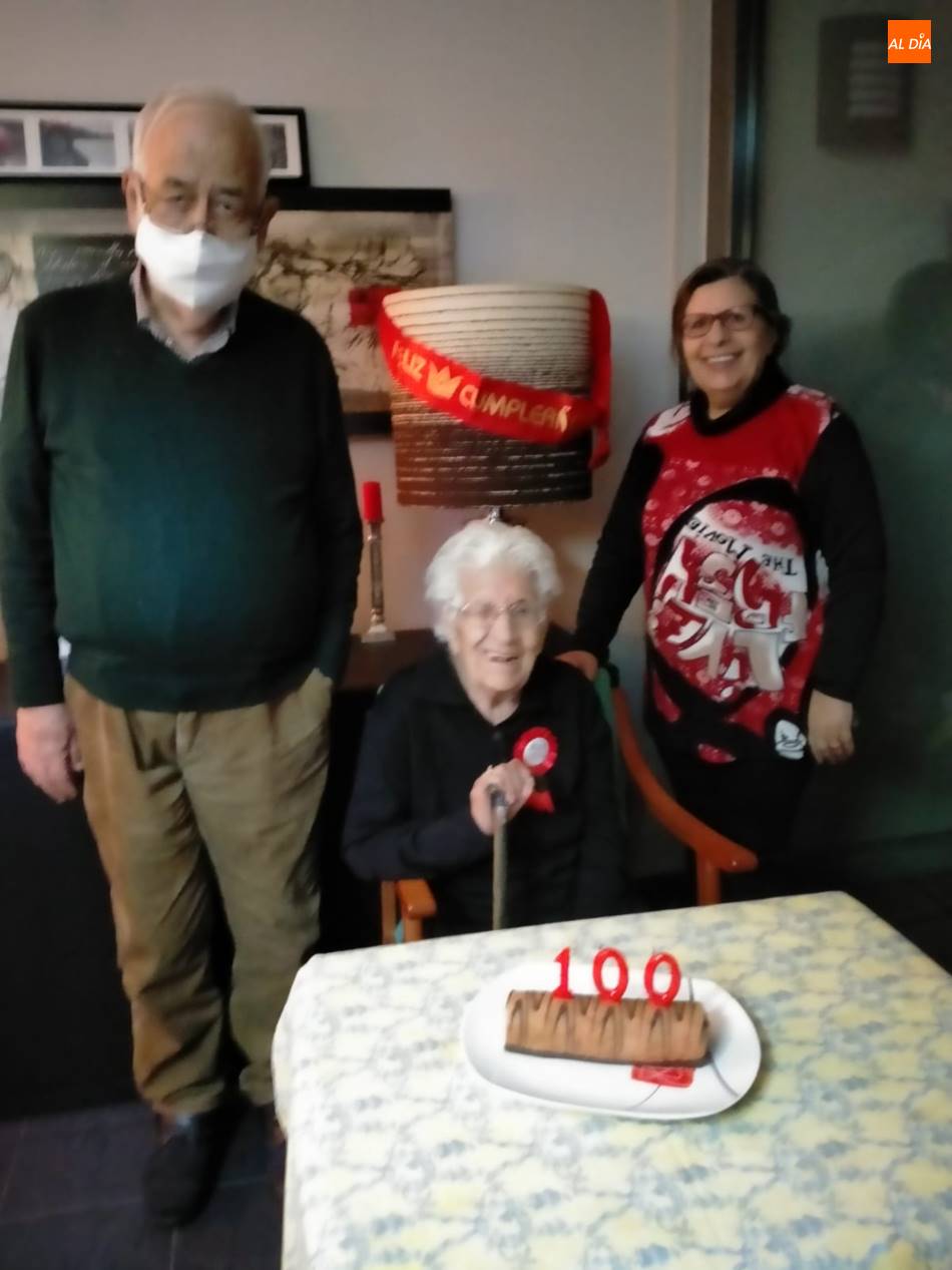 Foto 3 - Isabel Amor Palomero recibe el cariño de sus familiares y de su pueblo en su 100 cumpleaños