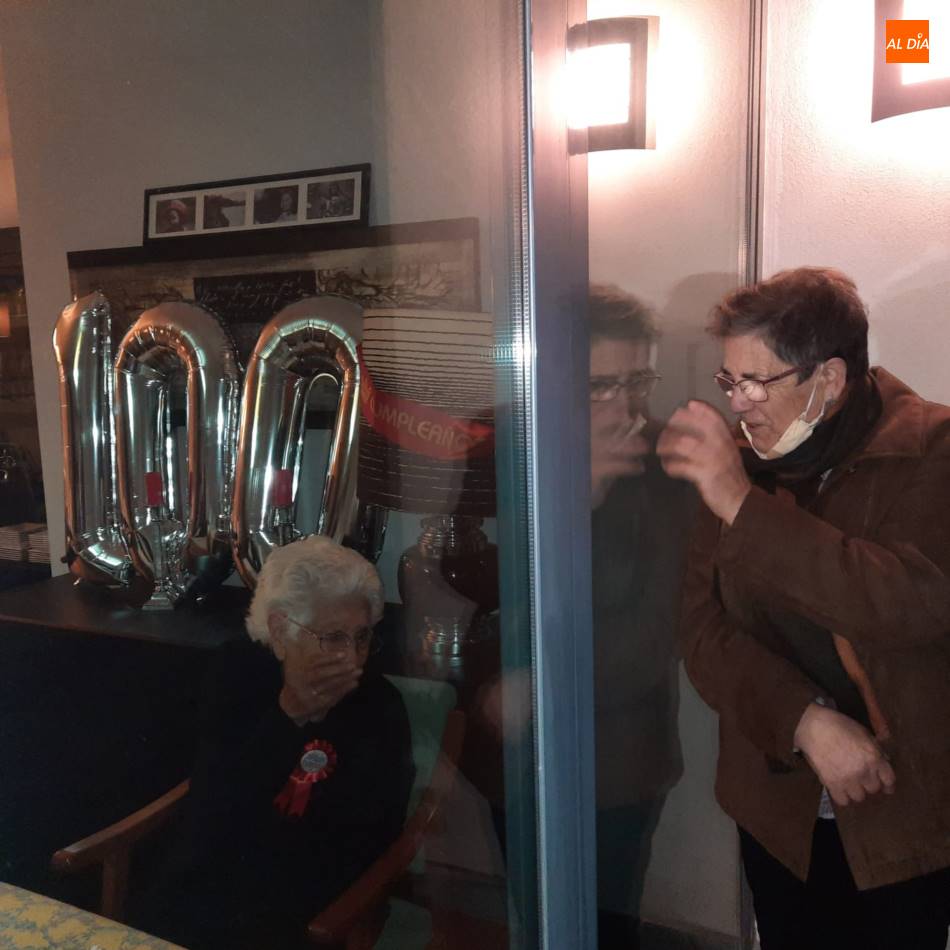 Foto 2 - Isabel Amor Palomero recibe el cariño de sus familiares y de su pueblo en su 100 cumpleaños