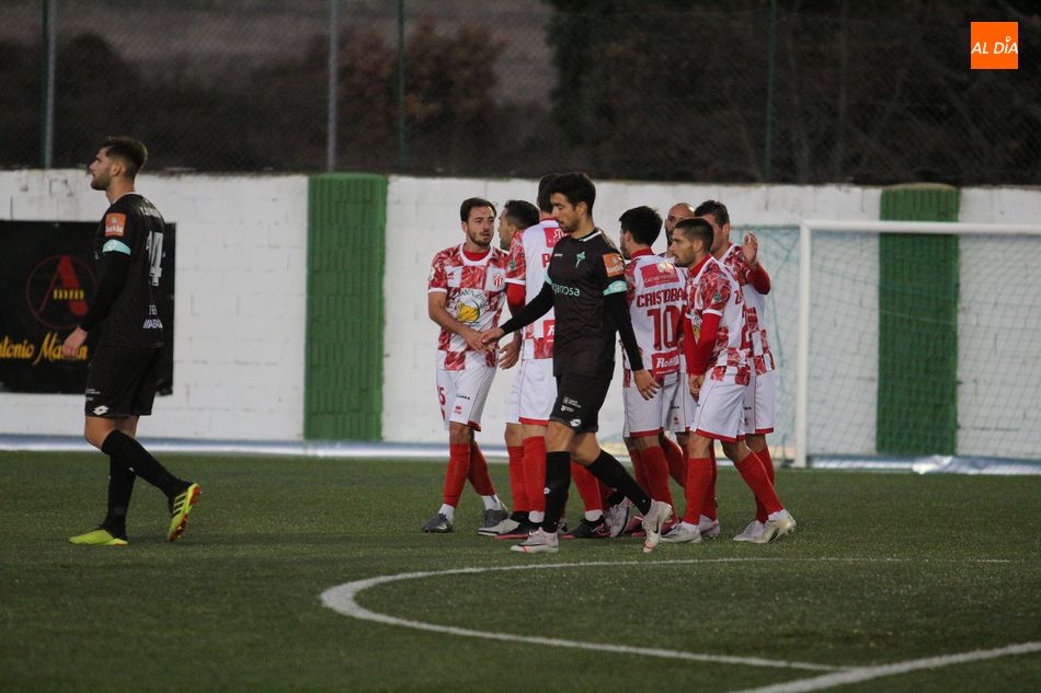 Foto 5 - El Guijuelo saca la cabeza y la vuelve a meter en el caparazón al empatar con el Ferrol (1-1)