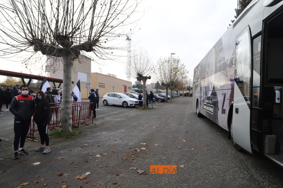 Foto 2 - La afición del Salamanca UDS da ánimos al equipo antes de irse en bus al Reina Sofía