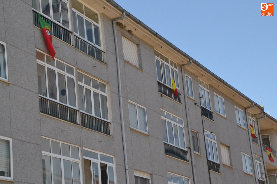 Foto 4 - El Mundial saca a los balcones banderas de España, Portugal y… Senegal  
