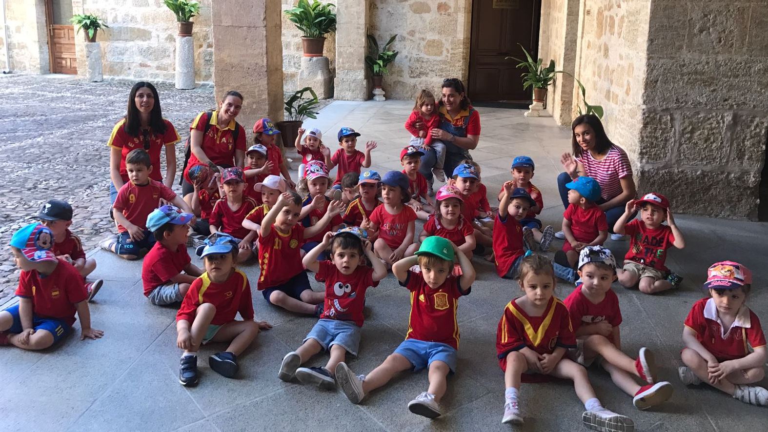 Foto 1 - Los mayores de la Escuela Infantil disfrutan de una excursión con La Roja puesta  