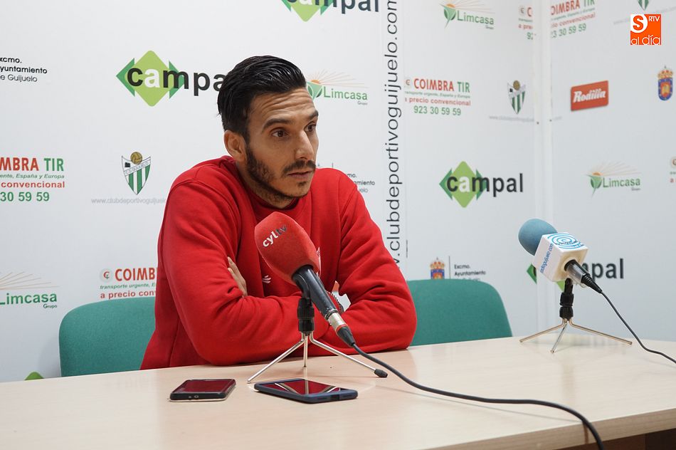 Antonio Ayala durante una rueda de prensa en la pasada temporada del Guijuelo.