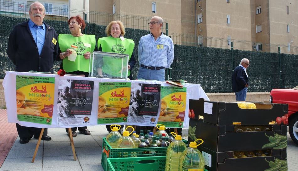Algunos de los organizadores de la Operación Litro con los productos recogidos para el Comedor de los Pobres. Foto de Alberto Martín
