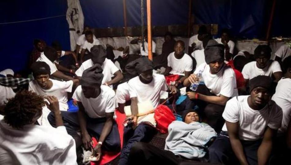 Algunos de los refugiados que navegan en el barco Aquarius, cuyo auxilio han rechazado Italia y Malta