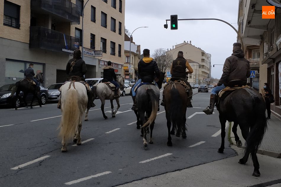 Foto 4 - Jinetes de Valdefuentes visitan Béjar en el itinerario de una ruta a caballo